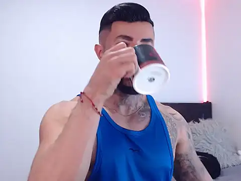 Snapshot of andrea_de_lucaa chatting on 11.19.25 andrea de lucaa online show from 11.19.25