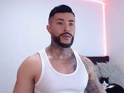 Snapshot of andrea_de_lucaa chatting on 11.21.25 andrea de lucaa online show from 11.21.25