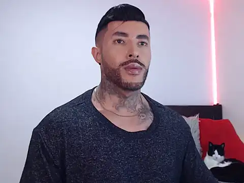 Snapshot of andrea_de_lucaa chatting on 11.25.25 andrea de lucaa online show from 11.25.25