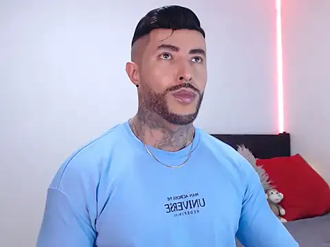 Snapshot of andrea_de_lucaa chatting on 11.26.25 andrea de lucaa online show from 11.26.25