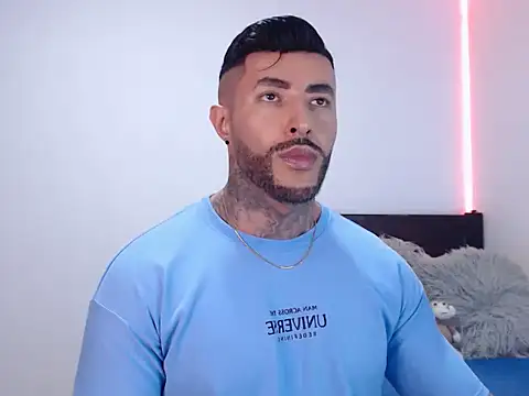 Snapshot of andrea_de_lucaa chatting on 11.28.25 andrea de lucaa online show from 11.28.25