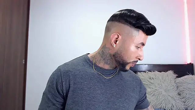 Snapshot of andrea_de_lucaa chatting on 12.16.25 andrea de lucaa online show from 12.16.25