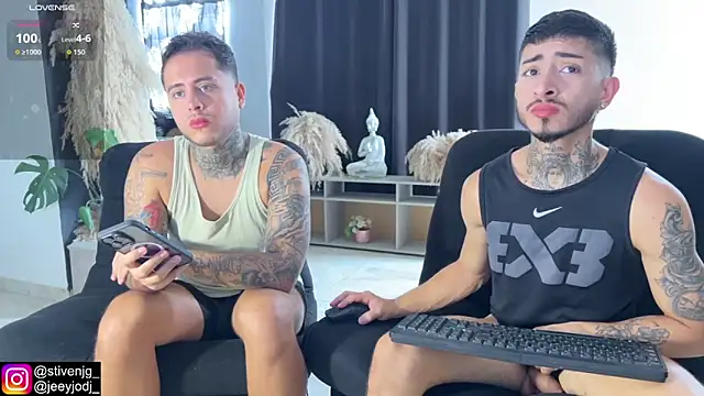 Snapshot of tattoguys_cums chatting on 10.23.25 tattoguys cums online show from 10.23.25