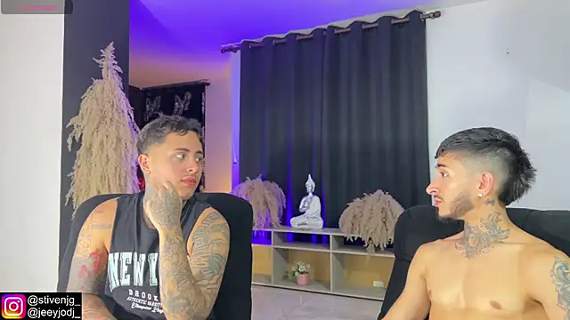 Snapshot of tattoguys_cums chatting on 11.05.25 tattoguys cums online show from 11.05.25