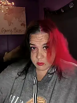 Snapshot of Courdles chatting on 12.03.25 Courdles online show from 12.03.25