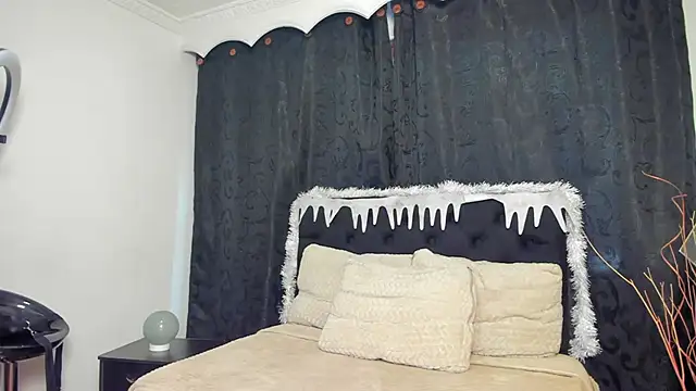 Snapshot of Tiffany_Nm chatting on 11.28.25 Tiffany Nm online show from 11.28.25