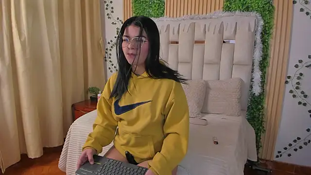 Snapshot of Jade_Nmm chatting on 11.30.25 Jade Nmm online show from 11.30.25