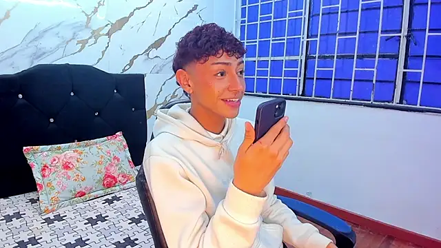 Snapshot of owen_sexy25 chatting on 09.17.25 owen sexy25 online show from 09.17.25