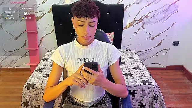 Snapshot of owen_sexy25 chatting on 09.24.25 owen sexy25 online show from 09.24.25