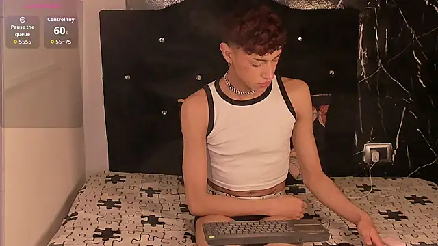 Snapshot of owen_sexy25 chatting on 10.16.25 owen sexy25 online show from 10.16.25