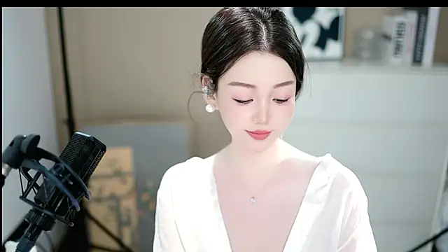 Snapshot of abbyli12 chatting on 12.18.25 abbyli12 online show from 12.18.25