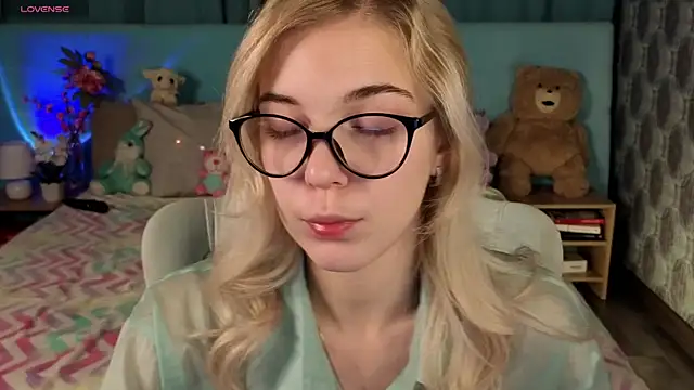 Aurora Bennet online show from 11.17.25