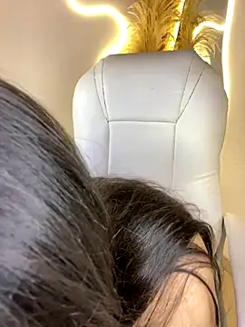 Snapshot of Zoe_Serrat chatting on 11.25.25 Zoe Serrat online show from 11.25.25