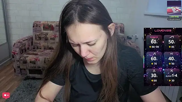 Snapshot of AlisaWyn chatting on 11.26.25 AlisaWyn online show from 11.26.25