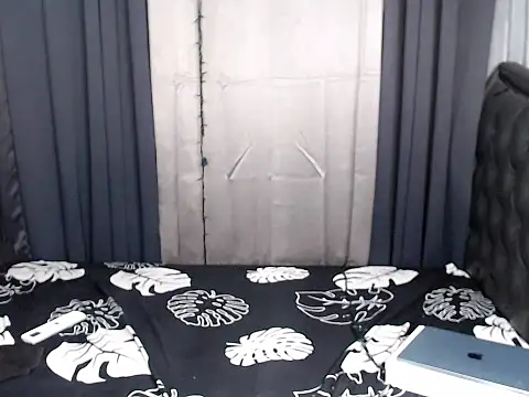 Snapshot of scarlet_enchantress chatting on 09.27.25 scarlet enchantress online show from 09.27.25