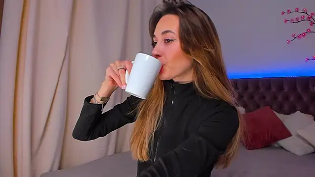 Snapshot of AlexaWilds chatting on 11.29.25 AlexaWilds online show from 11.29.25