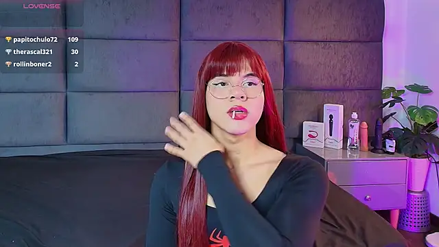 Snapshot of Slenna_Moon chatting on 12.21.25 Slenna Moon online show from 12.21.25