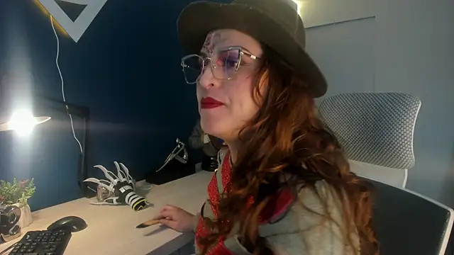 Snapshot of Skylar__Desire chatting on 10.06.25 Skylar Desire online show from 10.06.25