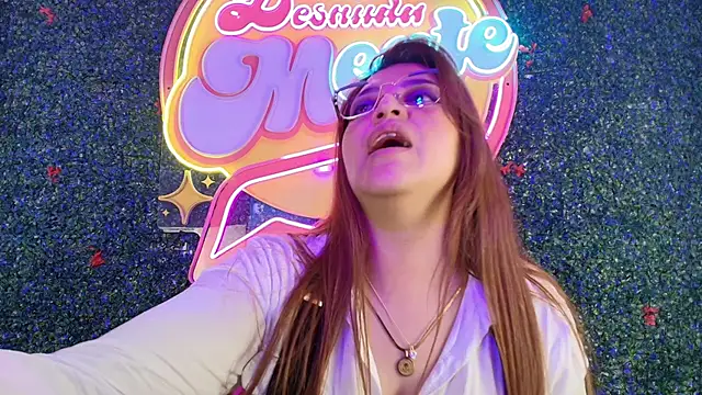 Snapshot of Skylar__Desire chatting on 10.28.25 Skylar Desire online show from 10.28.25