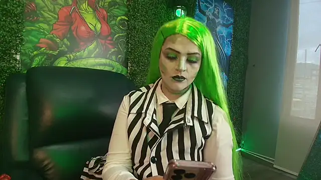 Snapshot of Skylar__Desire chatting on 10.31.25 Skylar Desire online show from 10.31.25