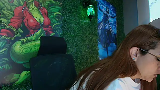 Snapshot of Skylar__Desire chatting on 11.22.25 Skylar Desire online show from 11.22.25