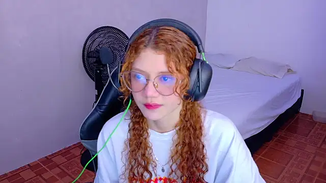 Snapshot of Birdie_0 chatting on 09.10.25 Birdie 0 online show from 09.10.25