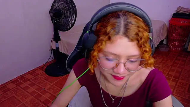 Snapshot of Birdie_0 chatting on 09.23.25 Birdie 0 online show from 09.23.25