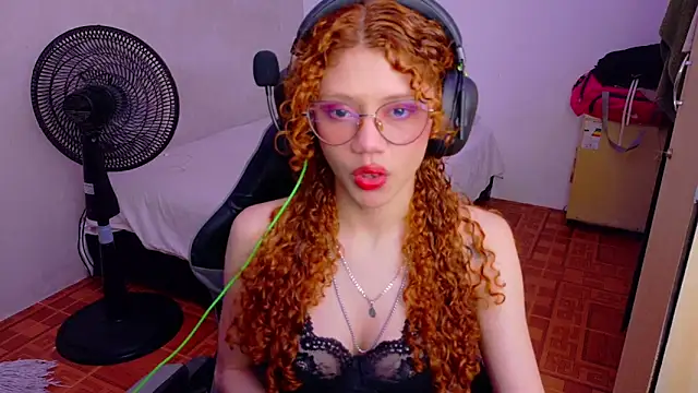 Snapshot of Birdie_0 chatting on 10.13.25 Birdie 0 online show from 10.13.25