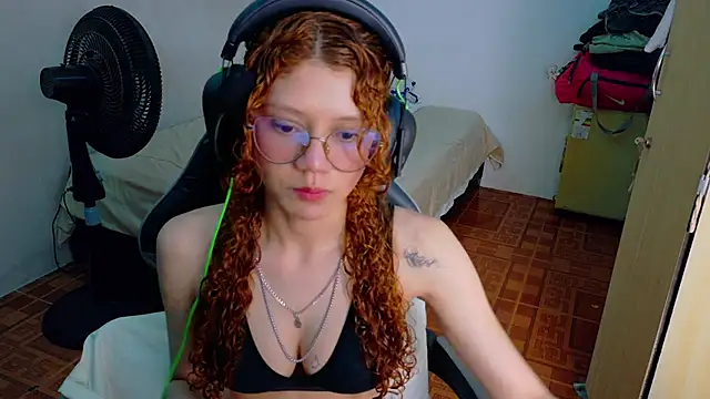 Snapshot of Birdie_0 chatting on 10.27.25 Birdie 0 online show from 10.27.25