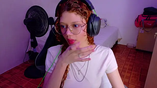 Snapshot of Birdie_0 chatting on 10.29.25 Birdie 0 online show from 10.29.25