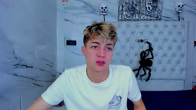 Snapshot of Ari_and_Storm chatting on 11.01.25 Ari and Storm online show from 11.01.25