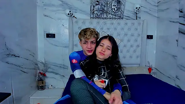 Snapshot of Ari_and_Storm chatting on 11.05.25 Ari and Storm online show from 11.05.25