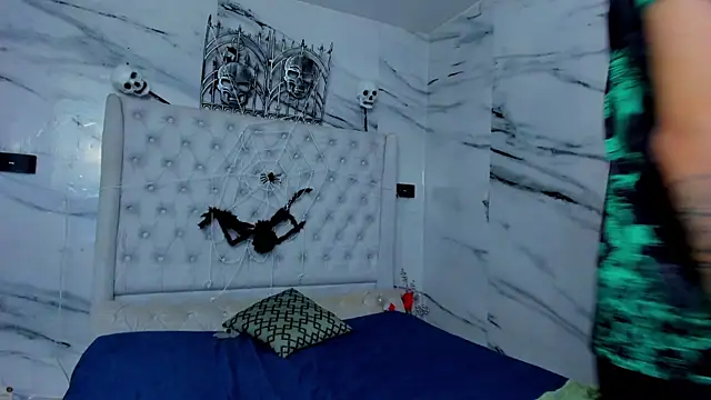 Snapshot of Ari_and_Storm chatting on 11.07.25 Ari and Storm online show from 11.07.25