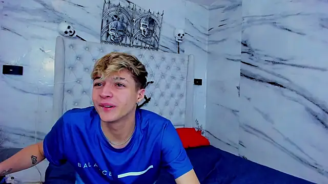 Snapshot of Ari_and_Storm chatting on 11.08.25 Ari and Storm online show from 11.08.25