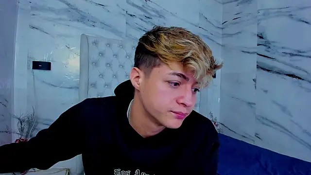 Snapshot of Ari_and_Storm chatting on 11.11.25 Ari and Storm online show from 11.11.25