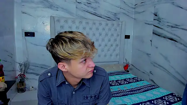 Snapshot of Ari_and_Storm chatting on 11.12.25 Ari and Storm online show from 11.12.25