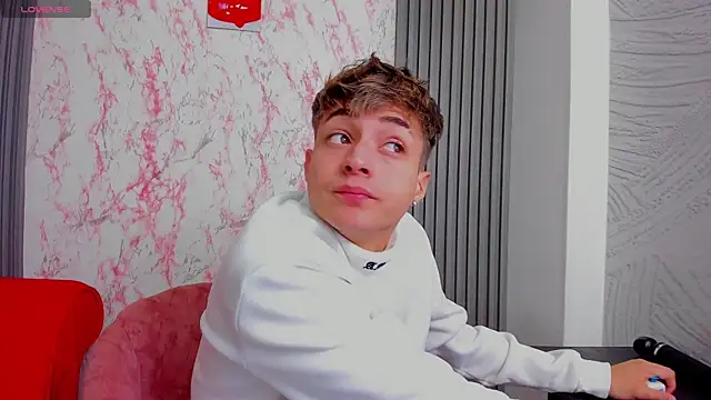 Snapshot of Ari_and_Storm chatting on 11.26.25 Ari and Storm online show from 11.26.25