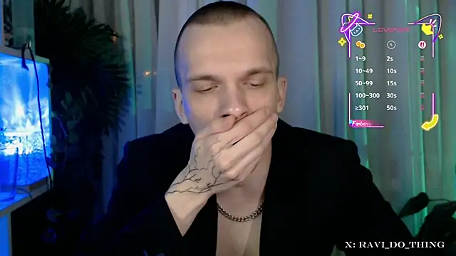 Snapshot of frozen_boy chatting on 11.17.25 frozen boy online show from 11.17.25