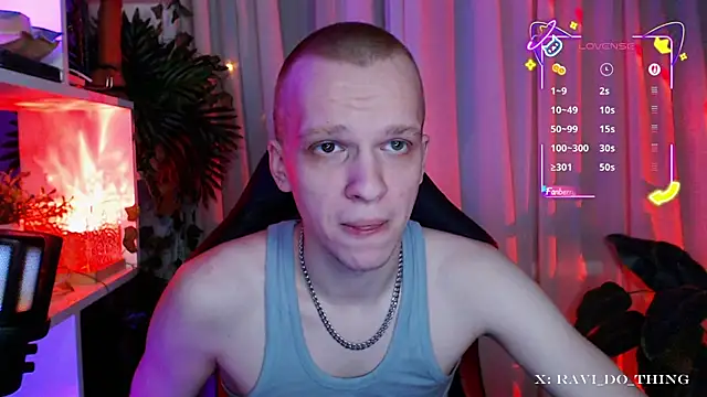 Snapshot of frozen_boy chatting on 11.21.25 frozen boy online show from 11.21.25