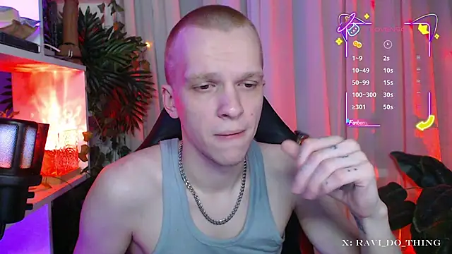 Snapshot of frozen_boy chatting on 11.22.25 frozen boy online show from 11.22.25