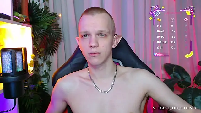 Snapshot of frozen_boy chatting on 11.25.25 frozen boy online show from 11.25.25