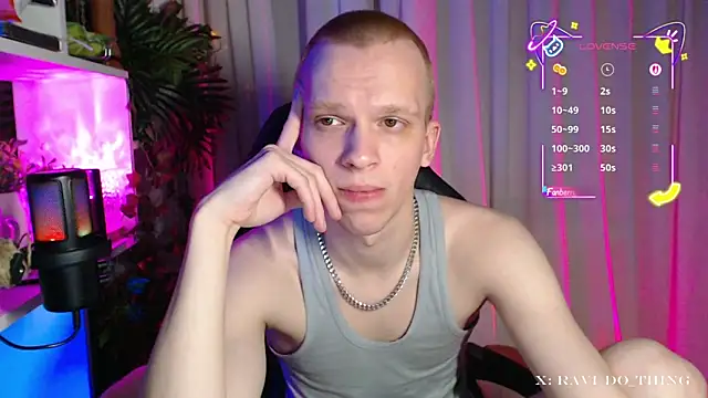 Snapshot of frozen_boy chatting on 11.26.25 frozen boy online show from 11.26.25