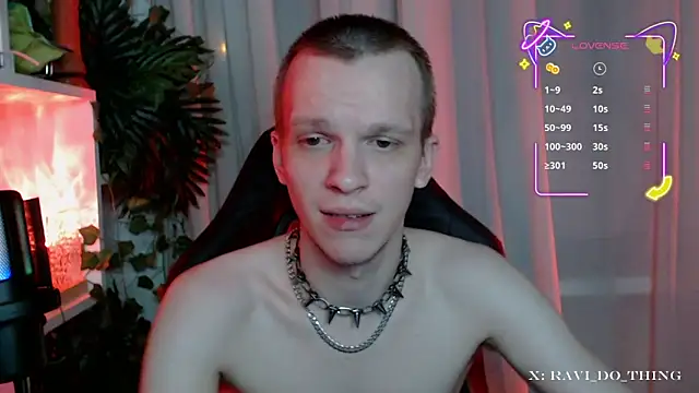 Snapshot of frozen_boy chatting on 12.14.25 frozen boy online show from 12.14.25