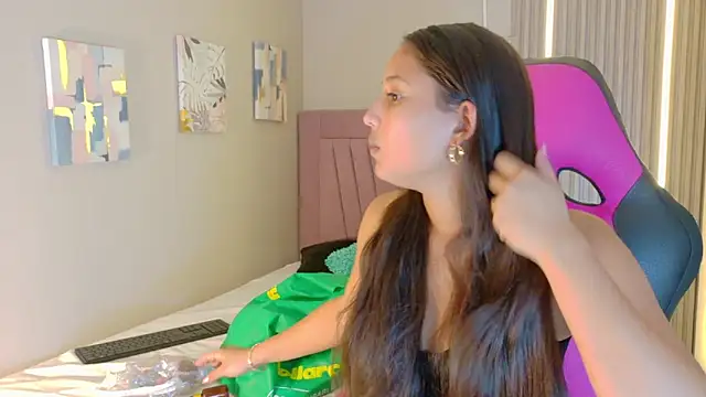 Laly Cherry  online show from 11.18.25