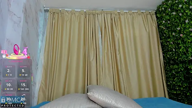 Kiara Zahiri   online show from 09.25.25