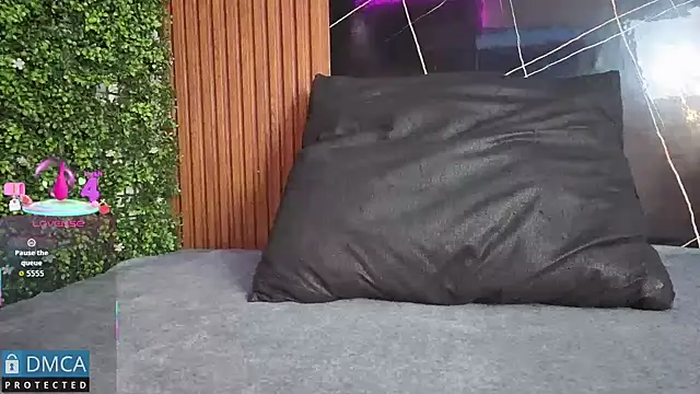 Kiara Zahiri   online show from 10.31.25