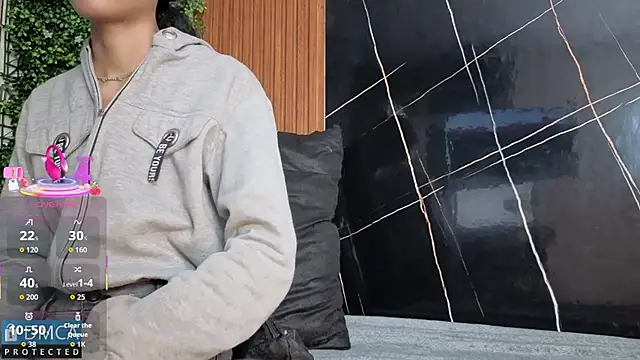 Kiara Zahiri   online show from 11.07.25