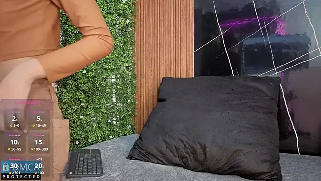 Kiara Zahiri   online show from 11.11.25