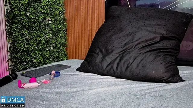 Kiara Zahiri   online show from 11.15.25