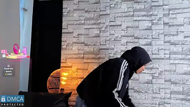 Kiara Zahiri   online show from 11.29.25